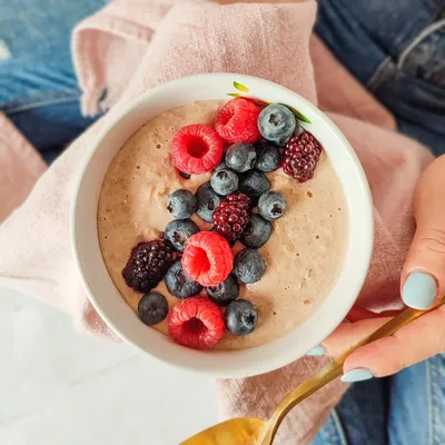 berry porridge holding