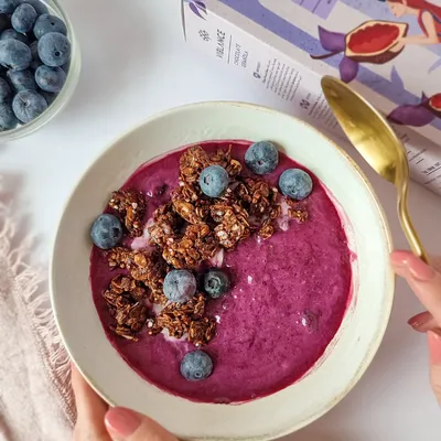 chocholate granola bowl with berry